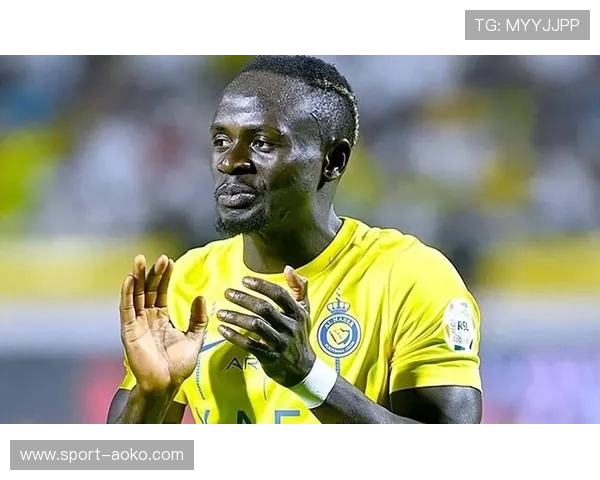 足球天才的崛起与金球奖荣耀之路：球星成长历程全解析